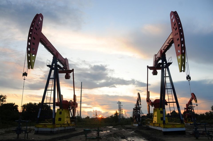 Giá dầu ổn định do nhu cầu yếu xung đột với nguồn cung thắt chặt